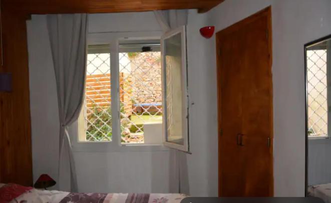 Gite Rue Tranquille Padern Екстериор снимка
